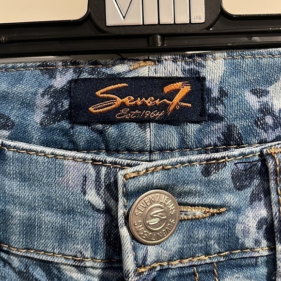 SEVEN size 8 x 29. jeans light wash, floral patterns, skinny Low rise. - Picture 2 of 9